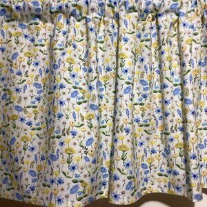 HANDMADE DAISY COTTON VALANCE, 42 X 15 INCHES